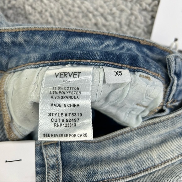 Vervet Shorts Womens Extra Small Midi Light Wash Distressed Holes Raw Hem NEW - Picture 2 of 3